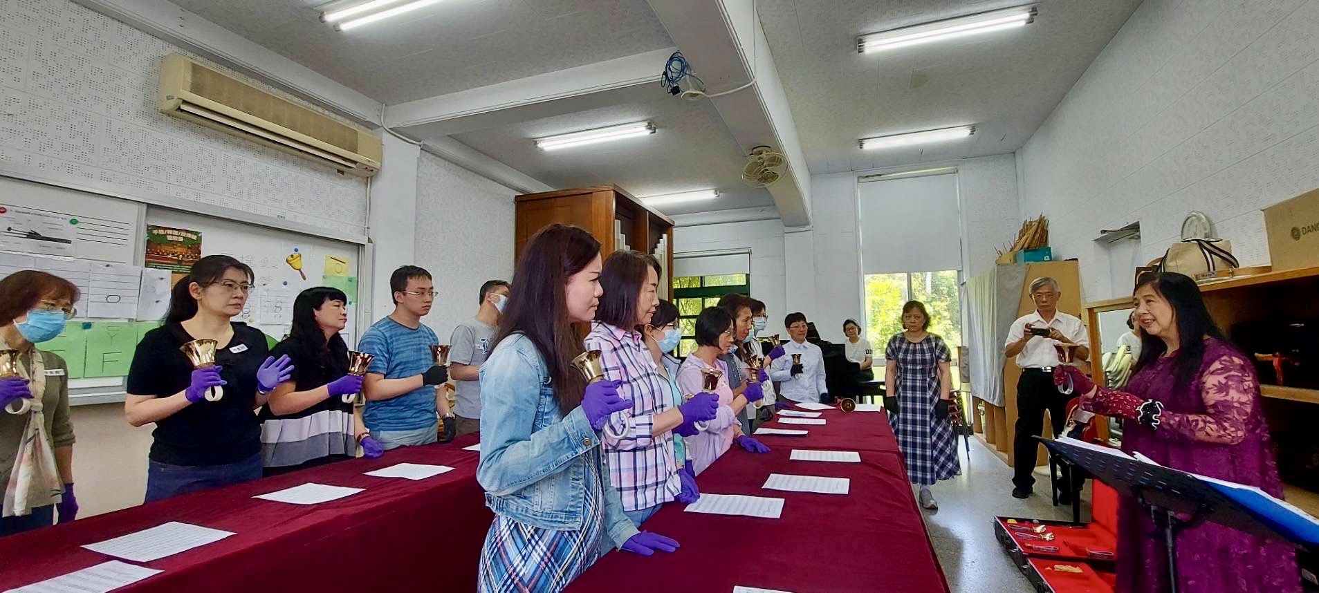 麗純老師指導學員們一起操作手鐘演奏歌曲