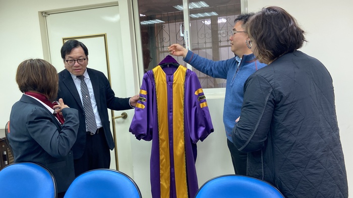 簽約前：展示博士袍樣版1圖片