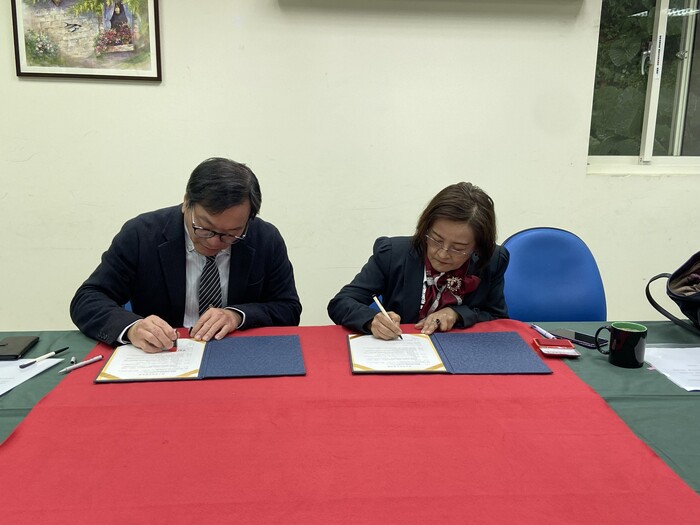 簽約：校長蔡維民、設計者彼娜得·斐寧牧師圖片