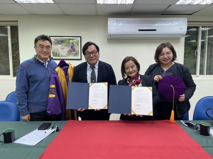 簽約合照：校長蔡維民（左二）、設計者彼娜得·斐寧牧師（右二）、吳孟翰老師（左一）、梁越美老師（右一）圖片