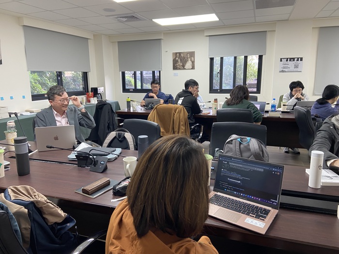 討論：全體師生圖片