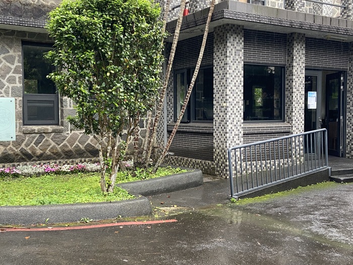 校門口、餐廳外草坪上栽植花卉（一）圖片