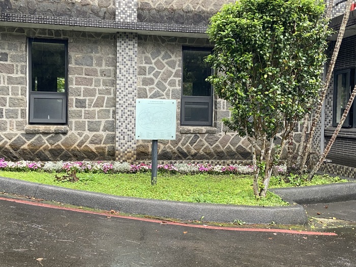 校門口、餐廳外草坪上栽植花卉（三）圖片