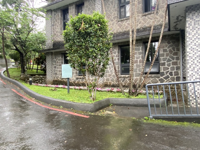 校門口、餐廳外草坪上栽植花卉（六）圖片