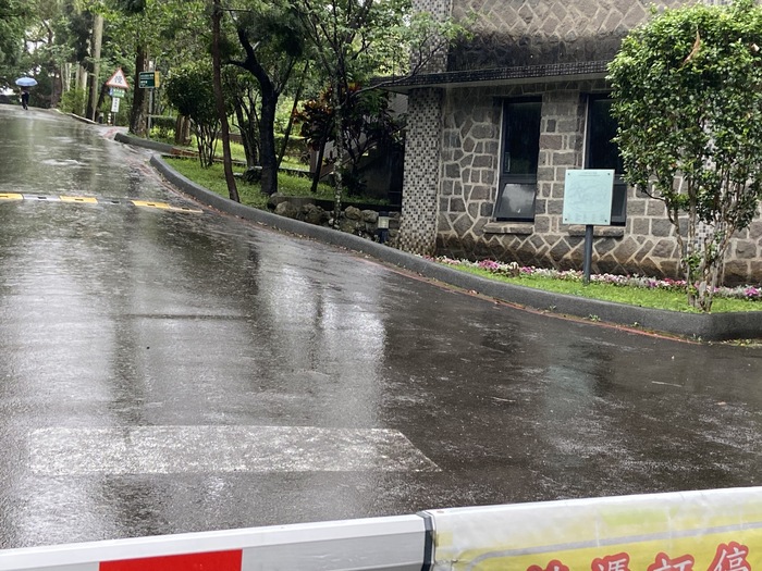 校門口、餐廳外草坪上栽植花卉（七）圖片