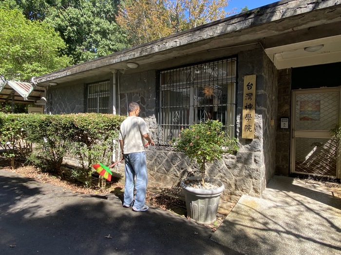 大掃除：研究部外窗框圖片