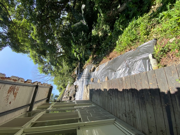 研究部後方空地重新鋪上抑草布（一）