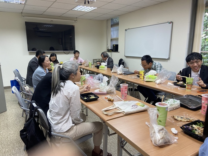 午餐時間：主任贈送與會師生每人兩粒粽子，預祝端午節快樂